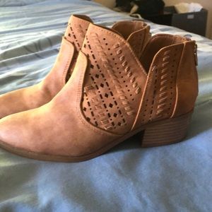 NWOT Vince Camuto Prasata Ankle Booties